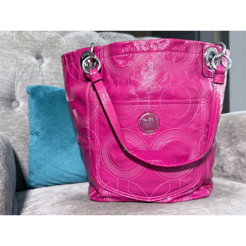 💗 She's pink. She's shiny. She's definitely not trying to blend in. 💗